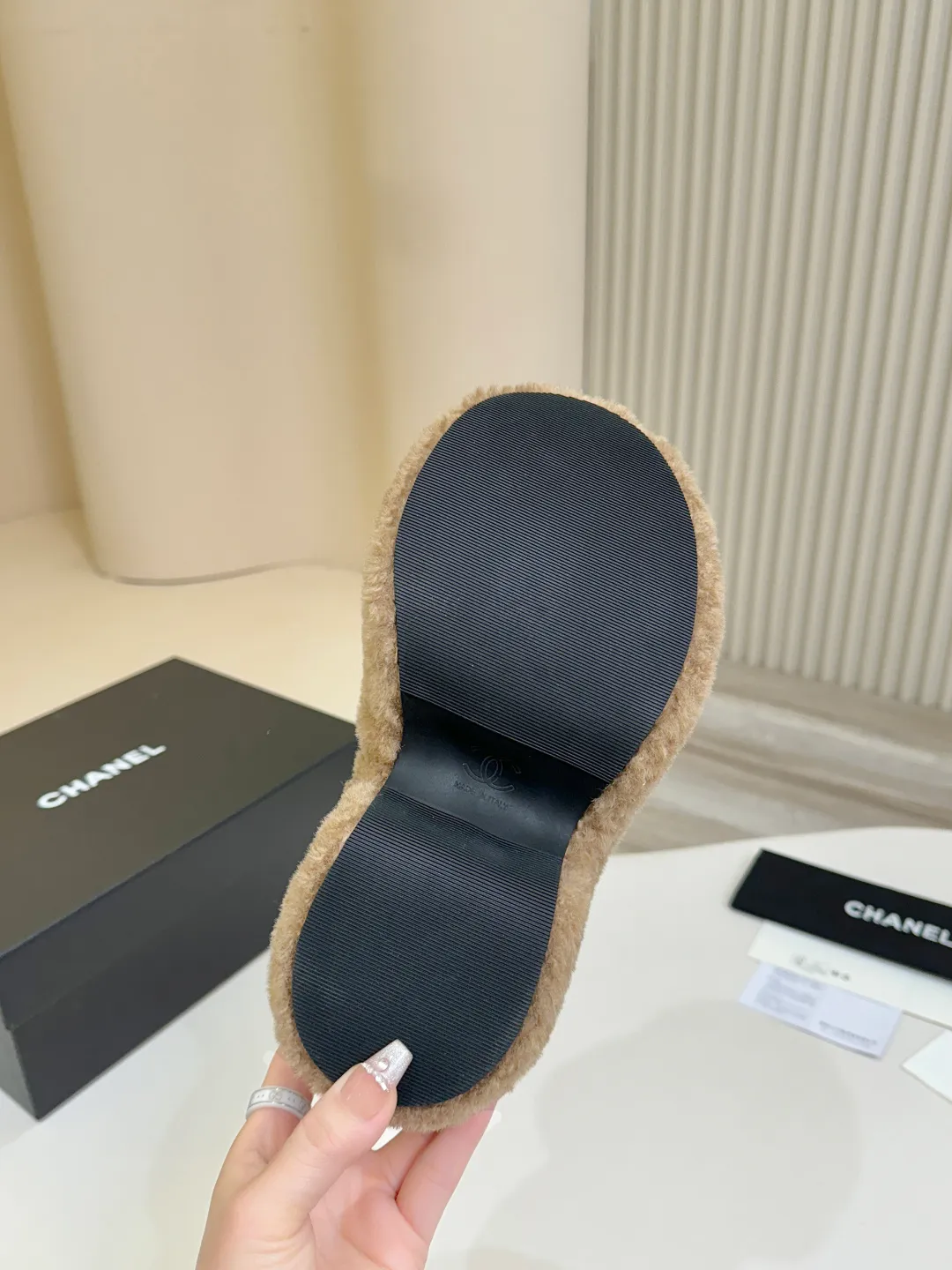 👟👟Ex-factory price 480👟👟 Chanel CHANEL thick-soled fur flip flops｜Finally waited for this pair of the same style from the star show🧚♀️ The upper is covered with soft and waxy lamb wool, with a classic double C diamond buckle✨The texture is full of texture. As soon as you put it on, your sense of luxury soars instantly. The inner lamb wool fabric is as comfortable as stepping on clouds☁️ Thickened rubber soles, 8cm at the heel, 6.5cm at the forefoot, with raised bars, easy to wear with long legs~ The wedge heel design is super easy to walk, lazy and fashionable. It is very elegant for daily outings and date wear. It is a must-have and versatile artifact for this autumn and winter, waiting for you~ #chanel slippers #Celebrity Style #Advanced Wearing Fabric: Lamb 🐑 Wool Lining: Lamb 🐑 Wool Feet: lamb 🐑 hair Outsole: wear-resistant and non-slip rubber outsole Size: 35–40